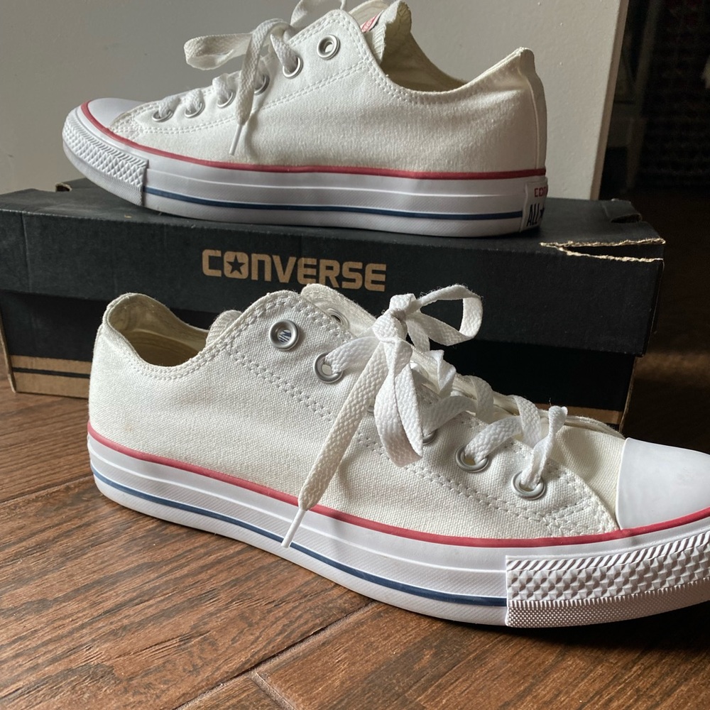 Size 9 women’s white converse.